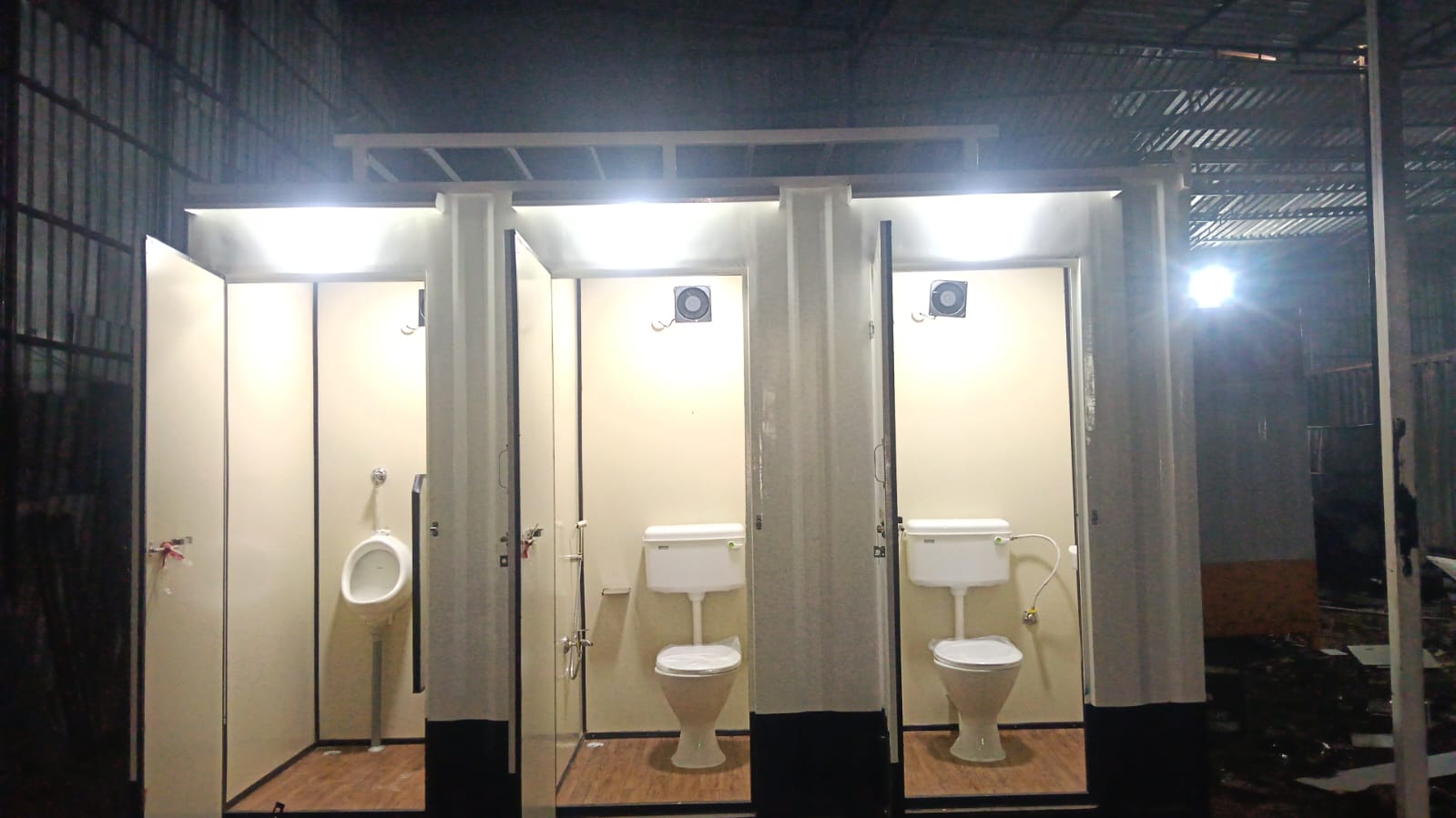 Portable toilet cabin with three ventilated units